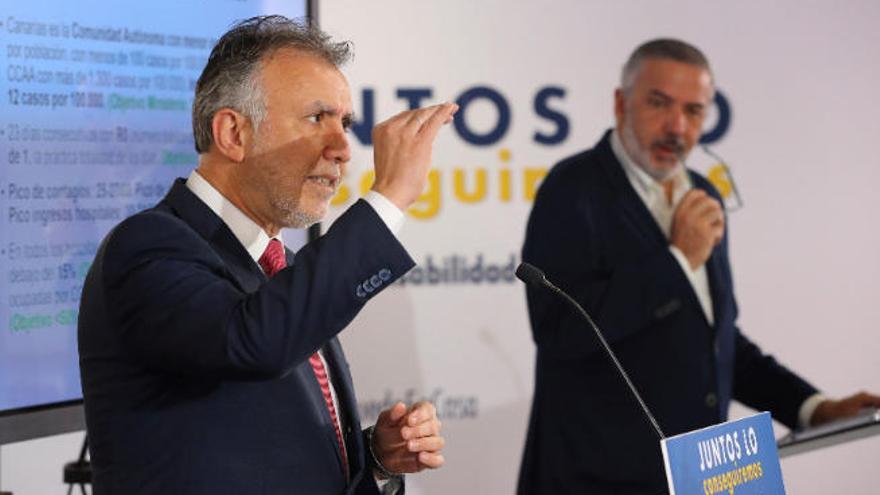 El presidente del Gobierno Ángel Víctor Torres, en primer término, y Lluís Serra, ayer.