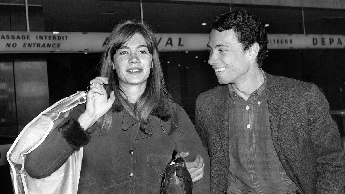 Francoise Hardy a su llegada al aeropuerto de Paris Orly con su compañero, el fotógrafo Jean-Marie Perier, en abril de 1965