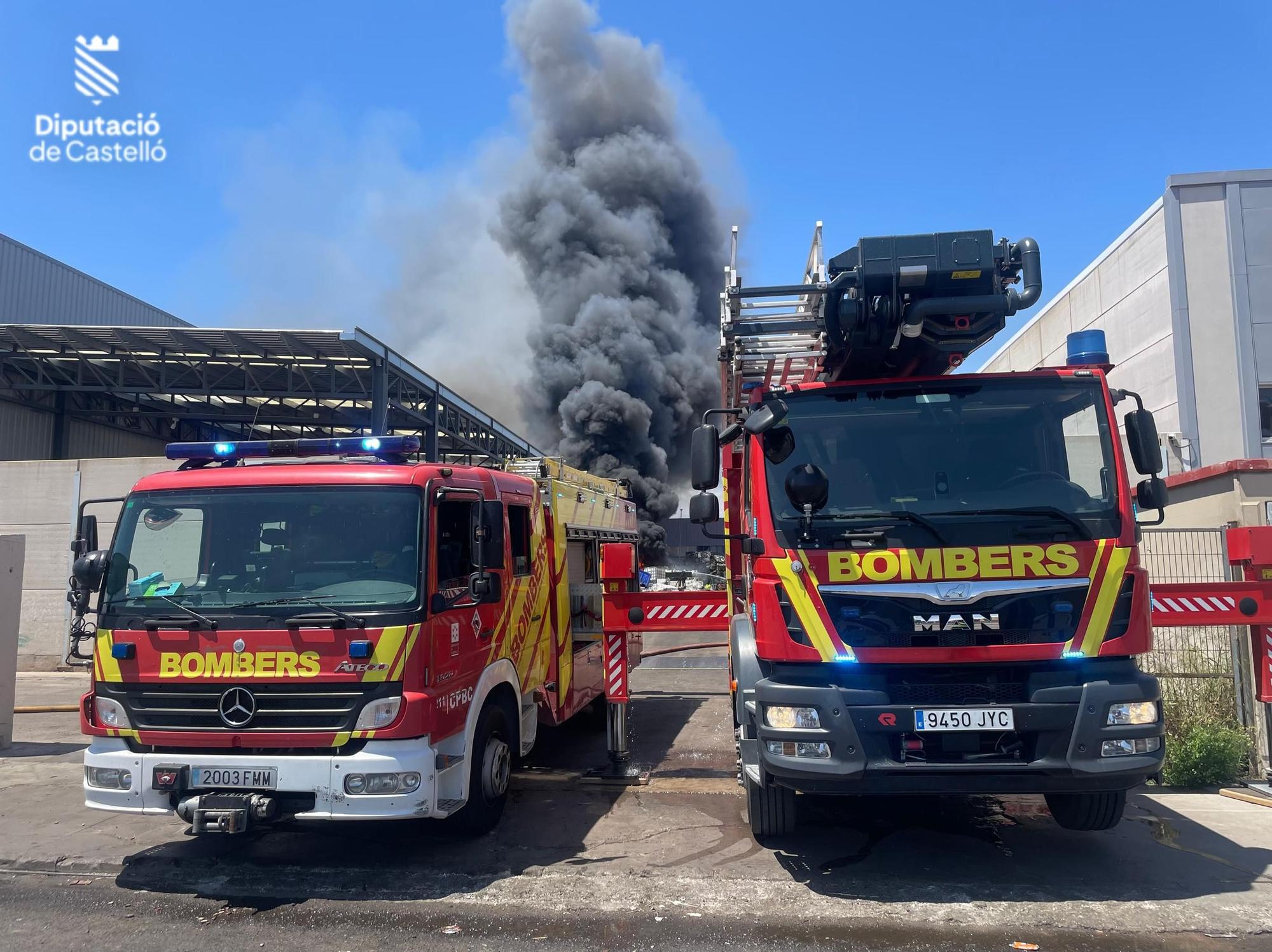 Galería: Espectacular incendio en un desguace de Burriana