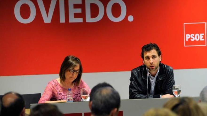 Margarita Vega y Roberto Fernández Llera, ayer, en la Casa del Pueblo.