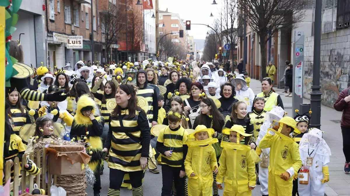 La zona oeste de Gijón da la bienvenida al Antroxu con un multitudinario desfile: "Es una fiesta que une a todo el mundo"
