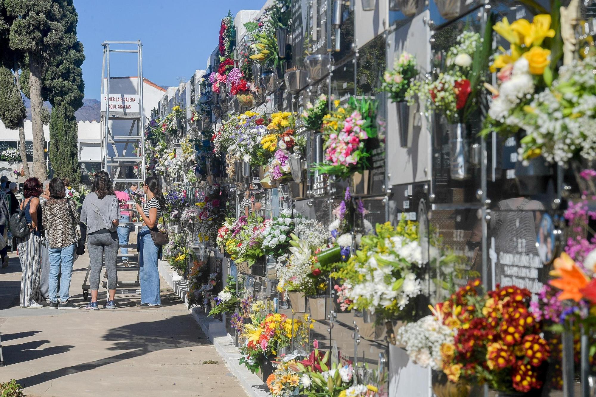 Día de Todos los Santos en cementerios de Gran Canaria