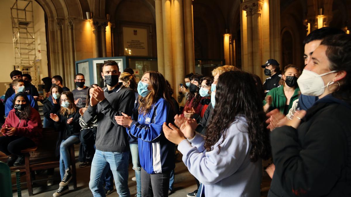 BARCELONA 20/04/2021 Sociedad Protesta de estudiantes, que han ocupado la UB, en forma de encierro, tapando y controlando todos