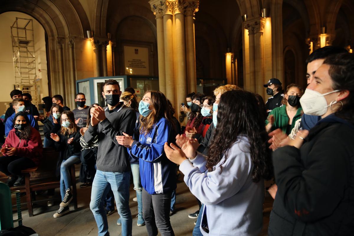 BARCELONA 20/04/2021 Sociedad Protesta de estudiantes, que han ocupado la UB, en forma de encierro, tapando y controlando todos