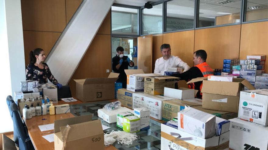 La Xunta reparte 7.000 mascarillas y 40.000 guantes a concellos de A Coruña