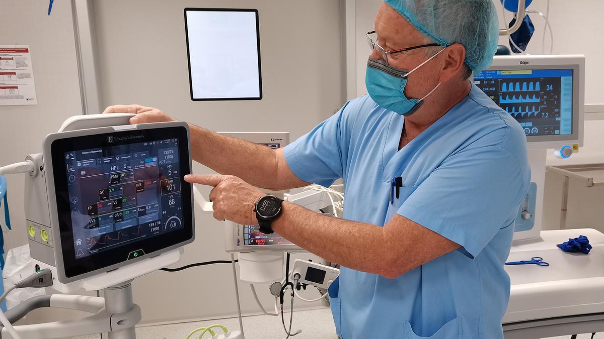 Dr. Pere Esquius, cap del Departament d&#039;Anestesiologia i Reanimació d&#039;Althaia, amb el nou monitor
