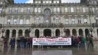 Los taxistas de A Coruña cortan Alfonso Molina y protestan en María Pita contra los VTC