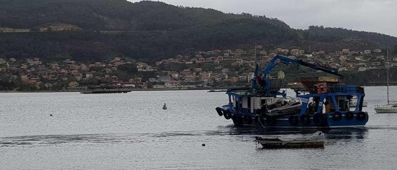 No hay mejor remolque que un buen balandro. Para qué andarse con soluciones técnicas de remolque. En Moaña ayer un barco bateeiro tiró de grúa para levantar esta lancha motora y subirla a bordo. No hay mejor forma de desplazar tu barco que en un mejillonero, está claro.