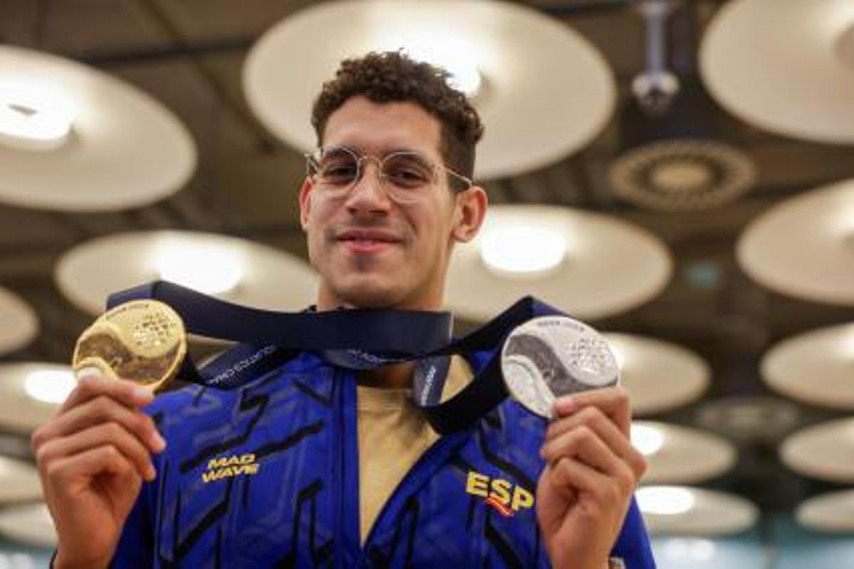 Hugo González, con sus dos medallas en 50 mariposa y 50 espalda