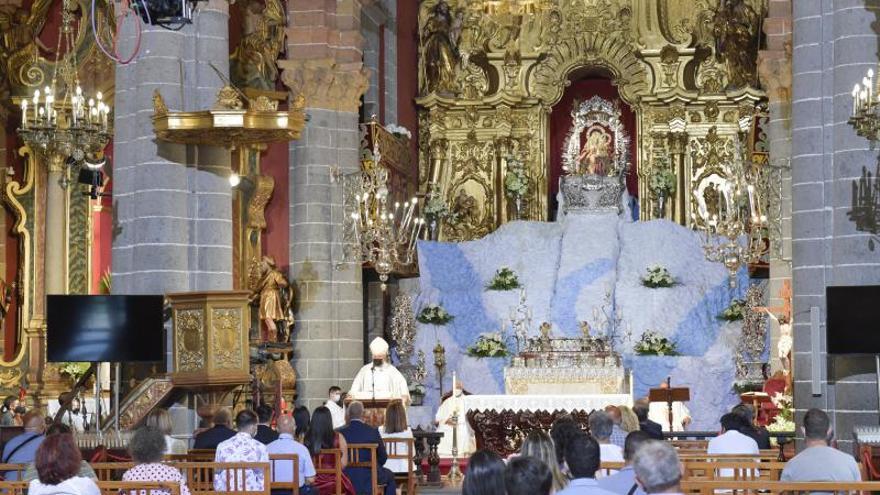 La Virgen del Pino baja del camarín