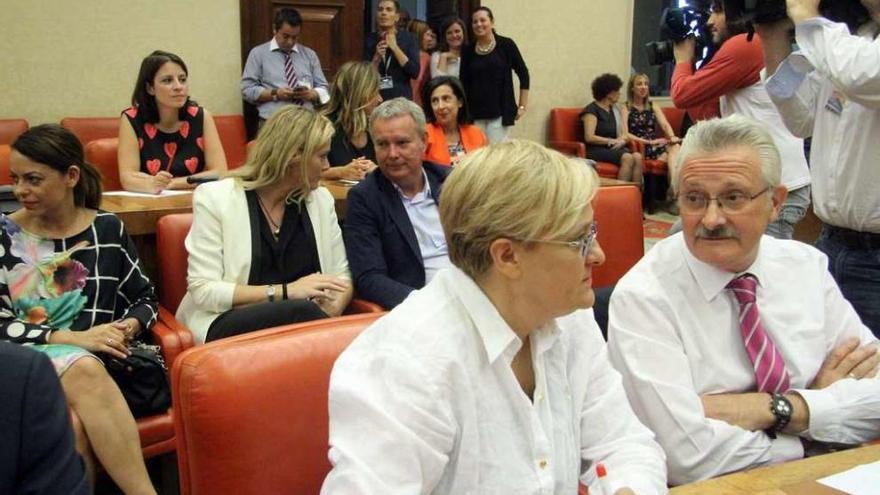 Antonio Trevín, a la derecha, ayer durante la reunión del grupo parlamentario del PSOE; al fondo, a la izquierda, Adriana Lastra.