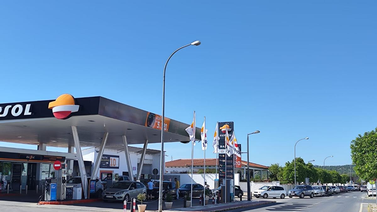 Colas en una gasolinera de Palma del Río este lunes.