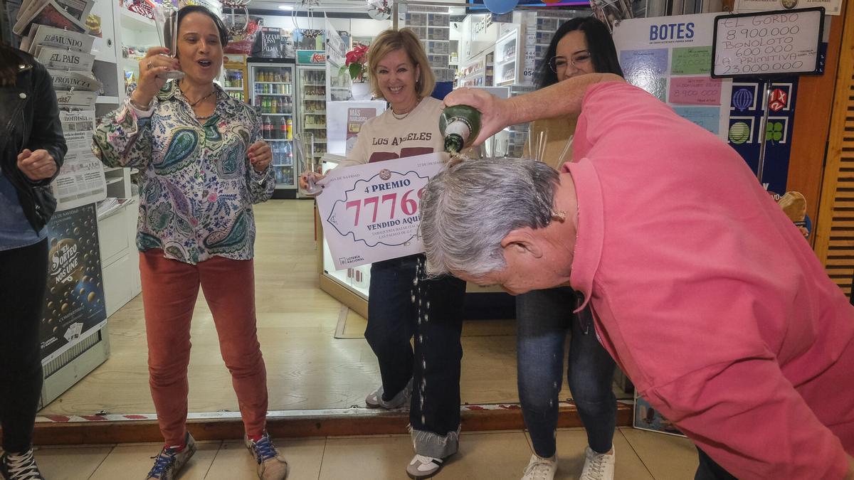Lotería de Navidad. Tabaquería Bazar Itaca, en calle Rafael Cabrera 7. Punto de venta nº 43115
