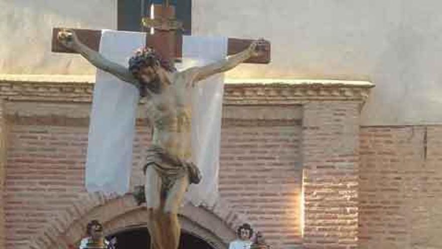 La procesión del Cristo del Amparo recorre las calles de Toro