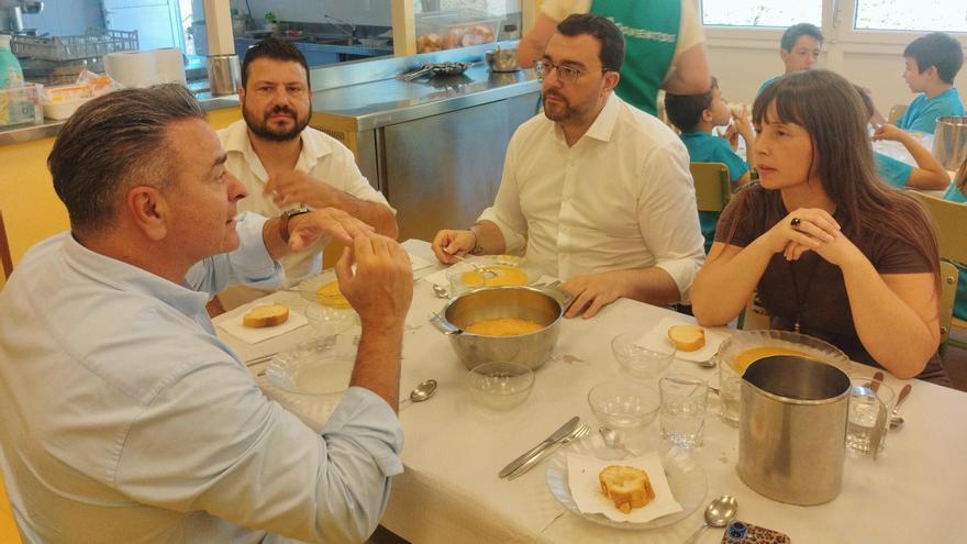 Por la izquierda, el director del colegio público de Martimporra, Braulio Pantiga, el alcalde de Bimenes, Aitor García, el presidente del Principado, Adrián Barbón, y la segunda teniente de Alcalde de Bimenes, Isabel Montes, en el comedor escolar.