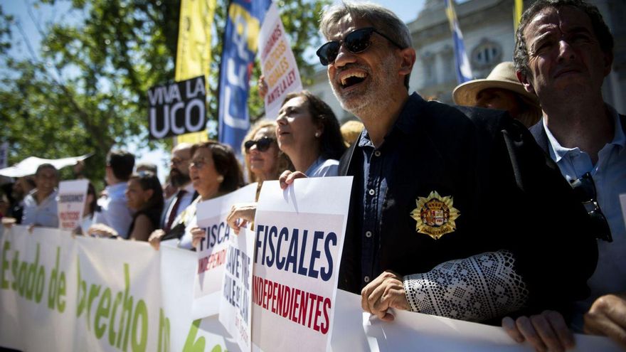 La protesta de jueces y fiscales en Madrid, con el magistrado asturiano Luis Ortiz a la derecha. | EUROPA PRESS