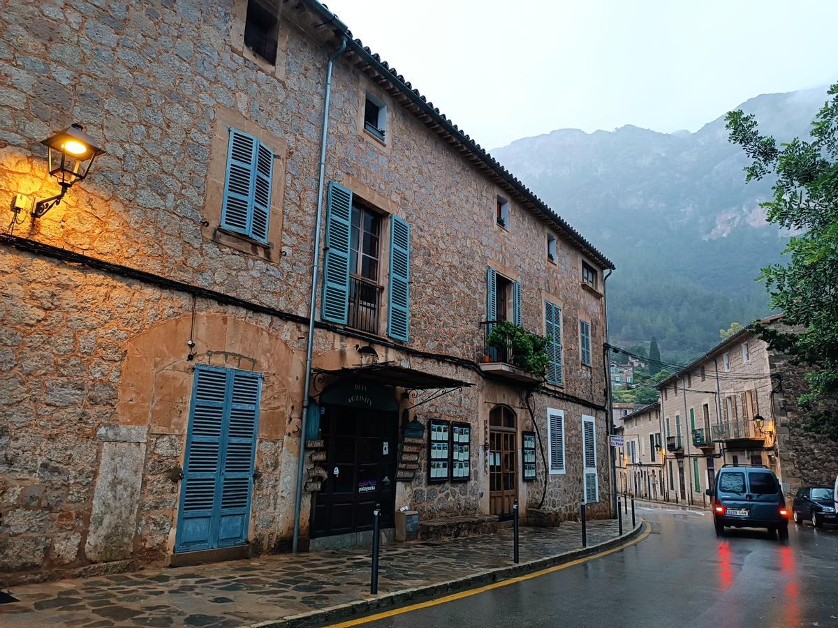 Imagen de una calle de Deià.