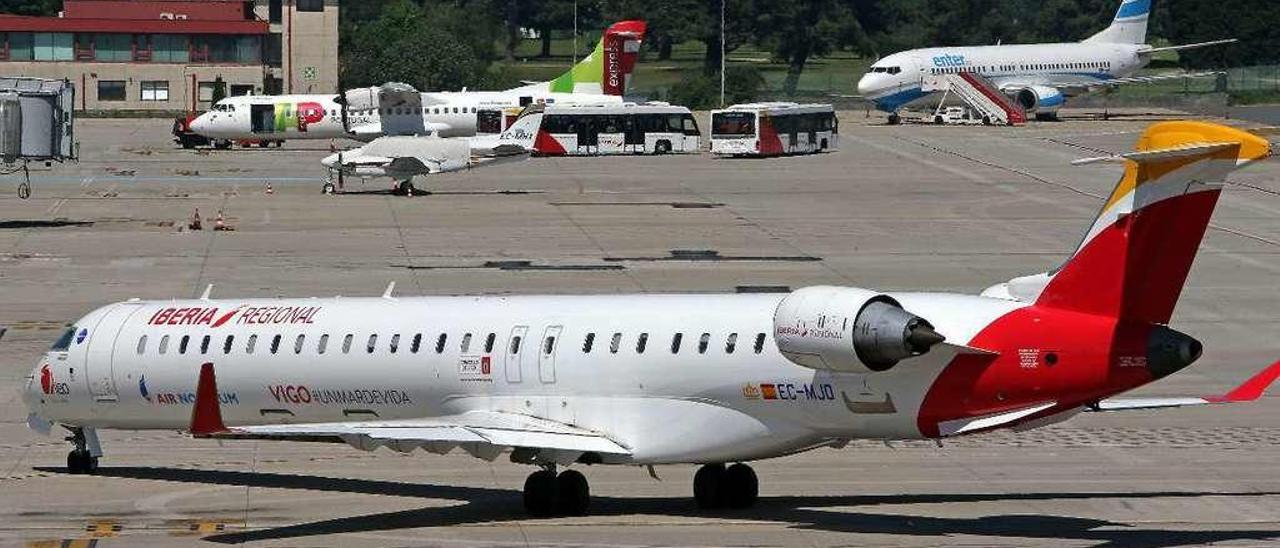 Un avión de Air Nostrum con la promoción de Vigo rotulada estacionado en Peinador. // Marta G. Brea