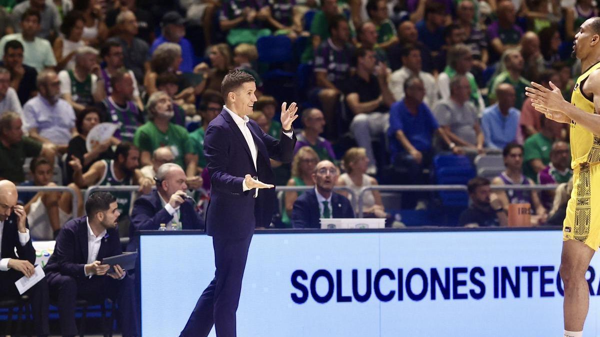 Jaka Lakovic da instrucciones a Hunter en el partido ante el Unicaja.