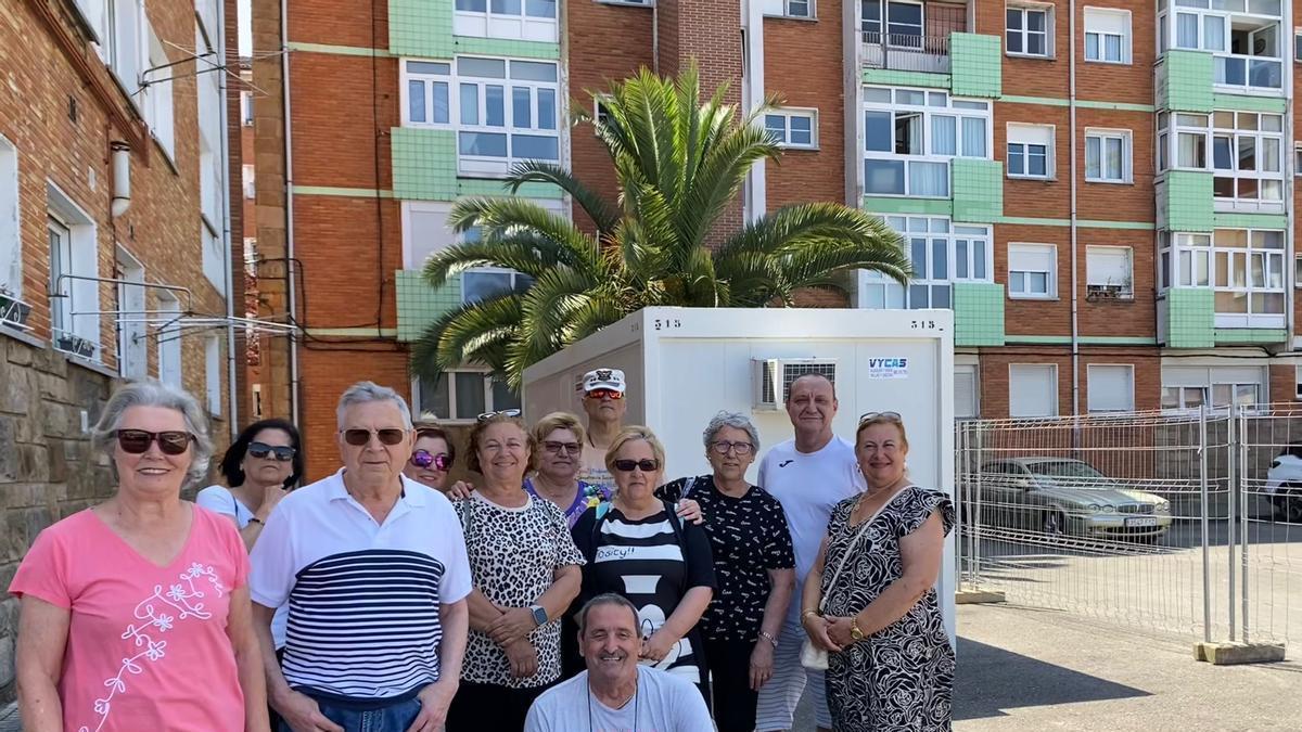 Un grupo de vecinos junto a la caseta de obra cuando empezaron los trabajos en la Sindical de Contrueces.