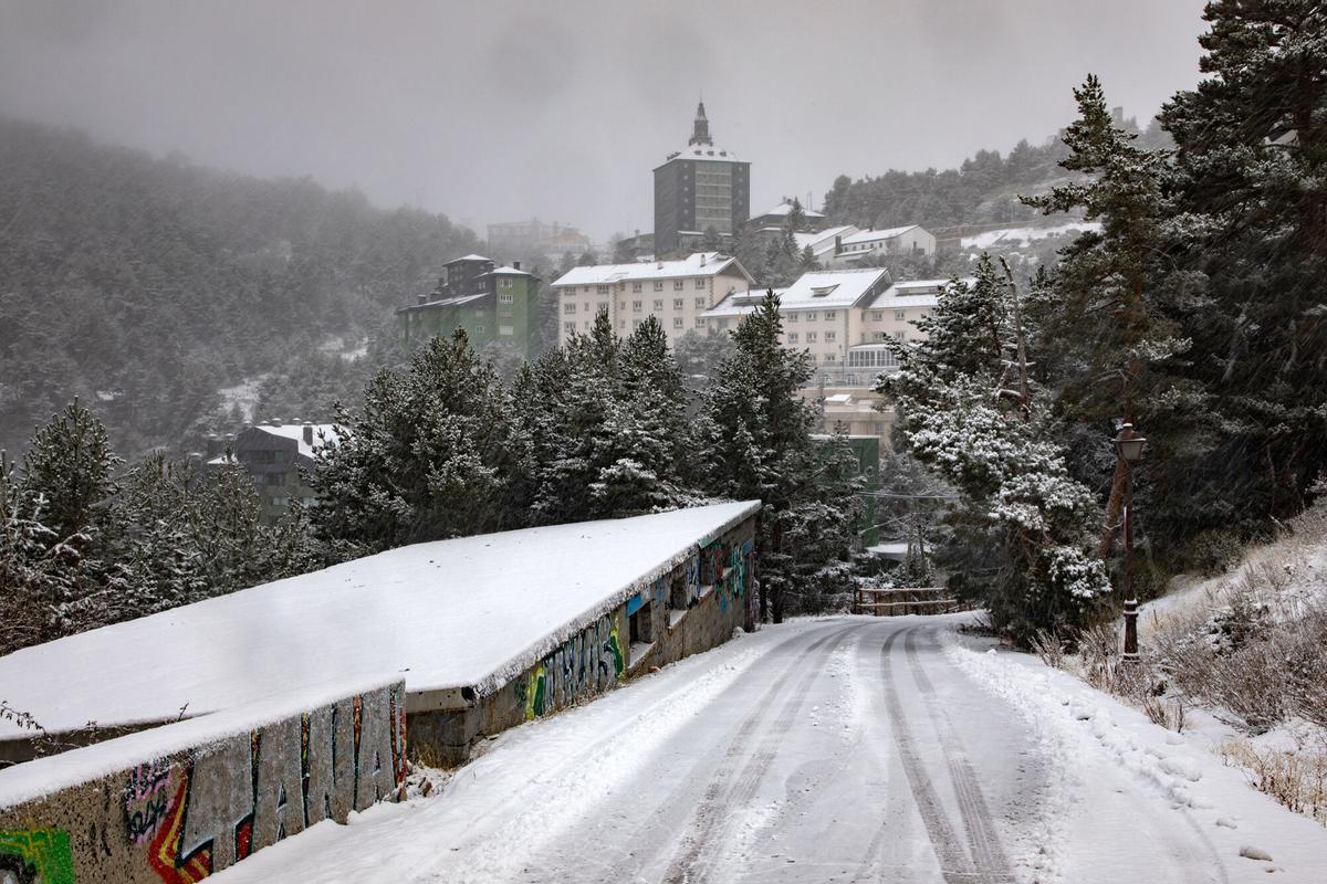 Nieve en la carretera en el Puerto de Navacerrada, a 2 de diciembre de 2025