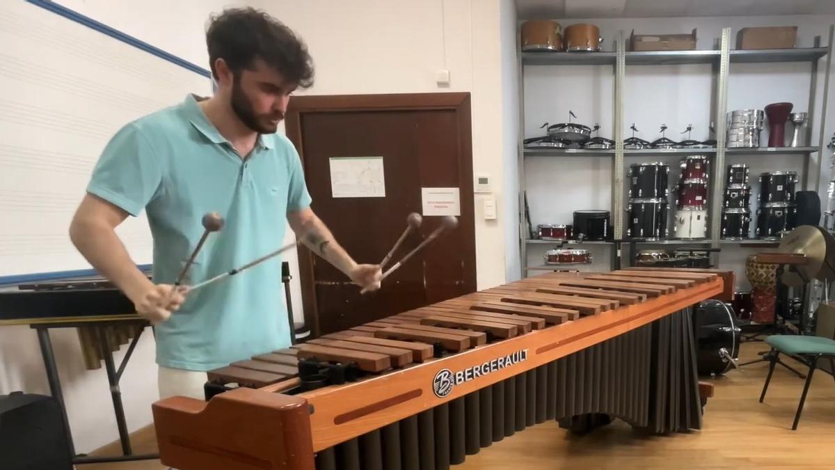 Luis Martínez tocando una marimba.