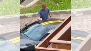 Un vecino ha grabado a Sinner en su casa de Sesto Pusteria (Italia).