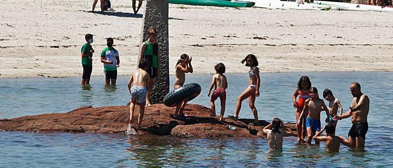 Niños en la playa grovense de Confín.