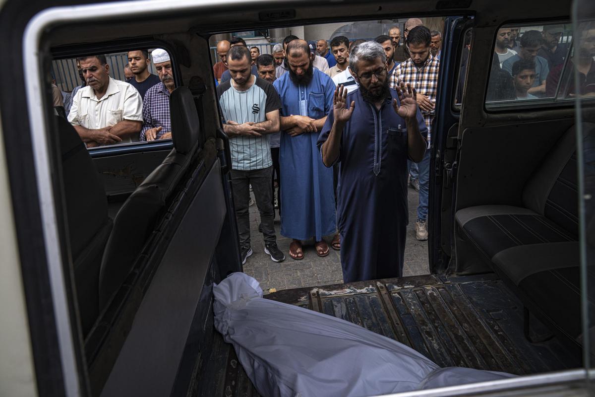 Funeral por ciudadanos palestinos fallecidos en un ataque aéreo israelí en la ciudad de Gaza