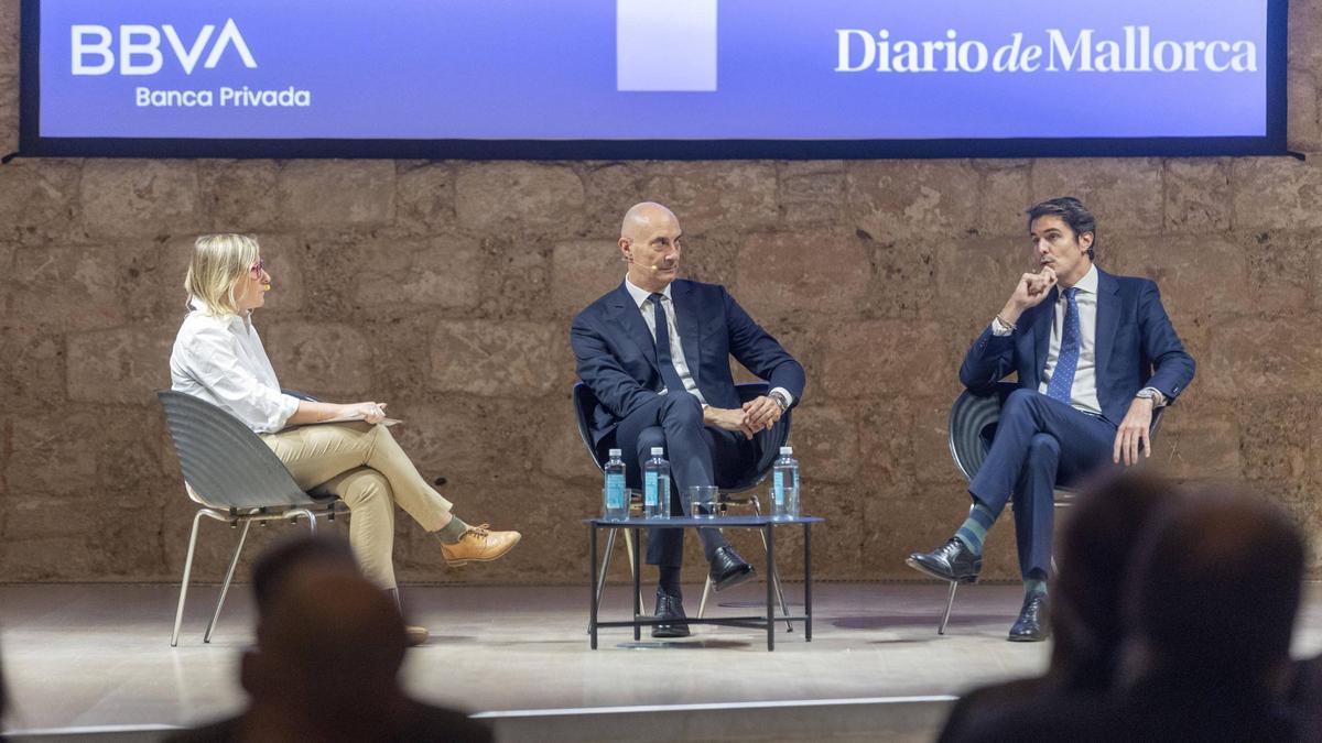 La mesa del evento, moderada por la periodista Mar Ferragut y protagonizada por Ximo Raga y Roberto Hernanz, representantes de Banca Privada de BBVA.