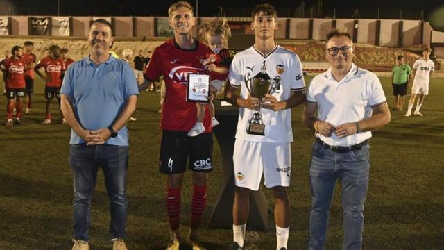 Los capitanes de ambos equipos, en la entrega de trofeos. | JOSÉ BERMÚDEZ