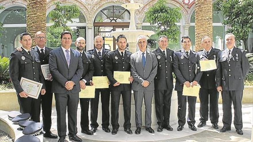 El Ayuntamiento entrega medallas y distinciones a 17 policías locales