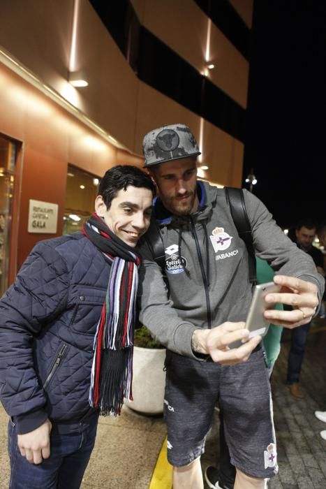 El Dépor acompañado a su llegada a Gijón