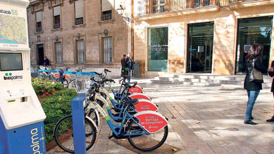 La estación de Bicipalma de la plaza Santa Eulalia tenía ayer bicis nuevas.