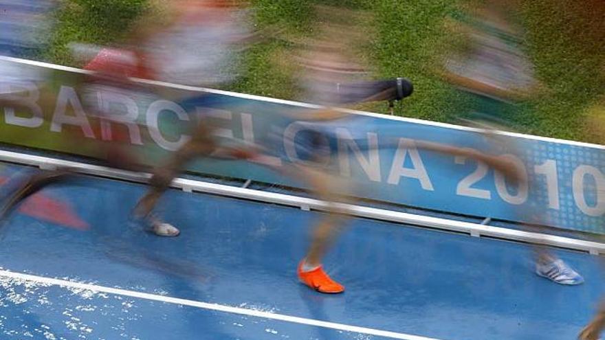 Un grupo de atletas, durante la carrera clasificatoria de 5.000 metros de ayer.