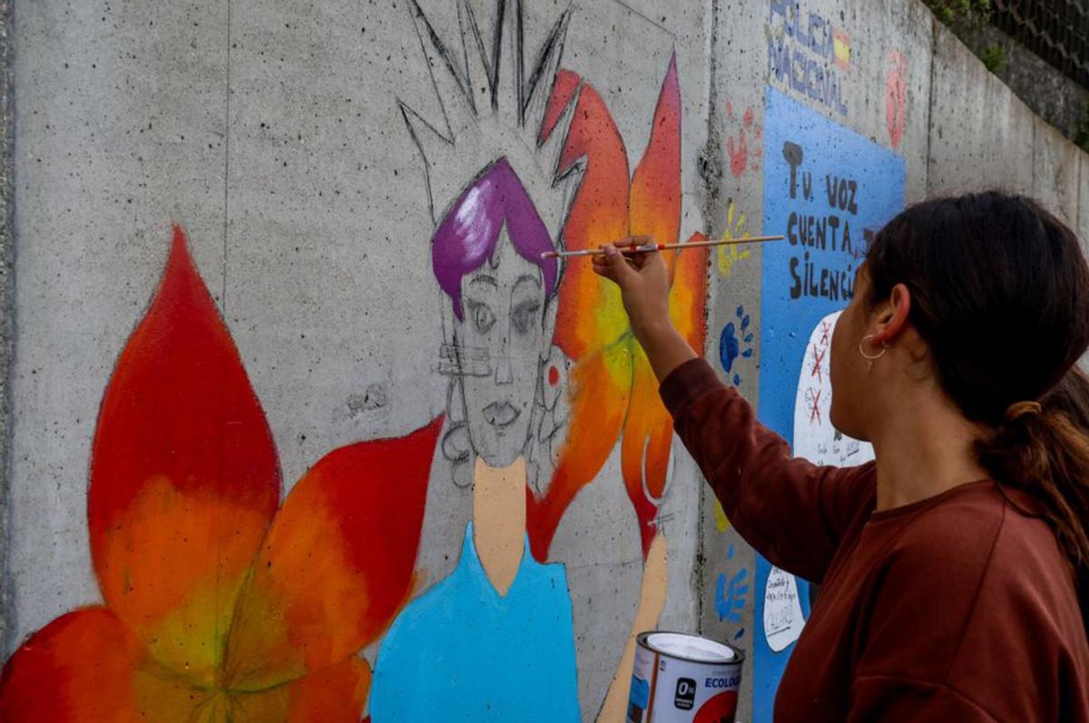 Una alumna pinta el cabello de la estatua. |  Iñaki Abella