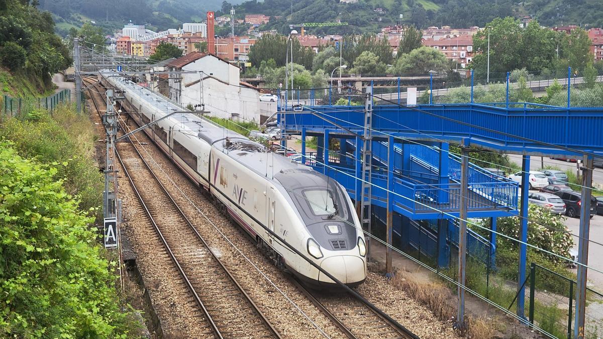 El AVE deja la estación de Mieres tras recoger pasajeros en el servicio de mediodía. | A. Velasco