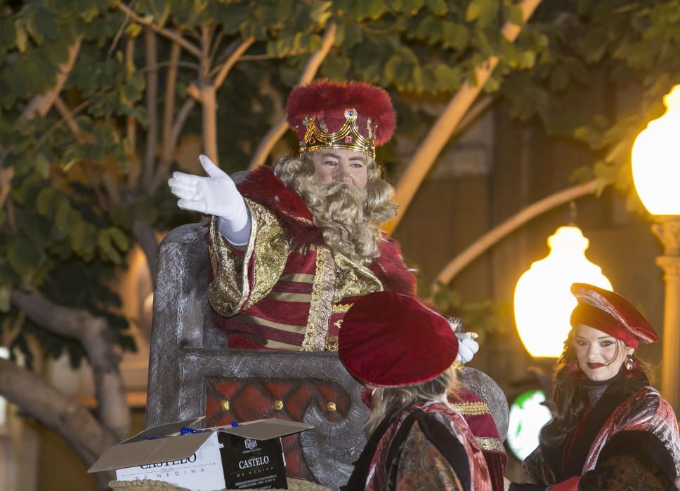 Los Reyes Magos reparten ilusión por la ciudad de Alicante.