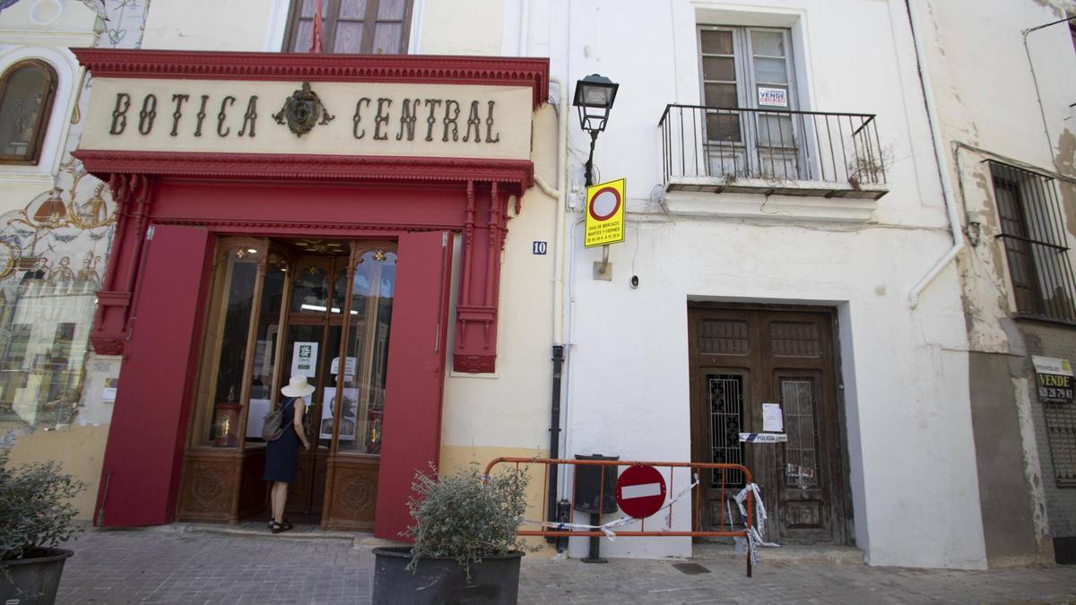 Precintan la entrada de una casa en el casco antiguo de Xàtiva ante el riesgo de okupación