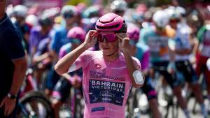 Afonso Eulálio, líder del Giro, en la salida de la 12ª etapa.