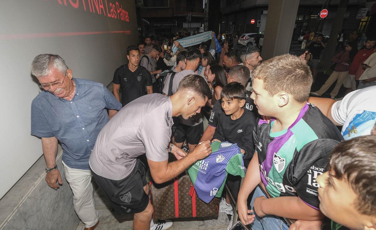 LLegada del equipo de fútbol Málaga CF al Hotel Cristina LLegada del equipo de fútbol Málaga CF al Hotel Cristina