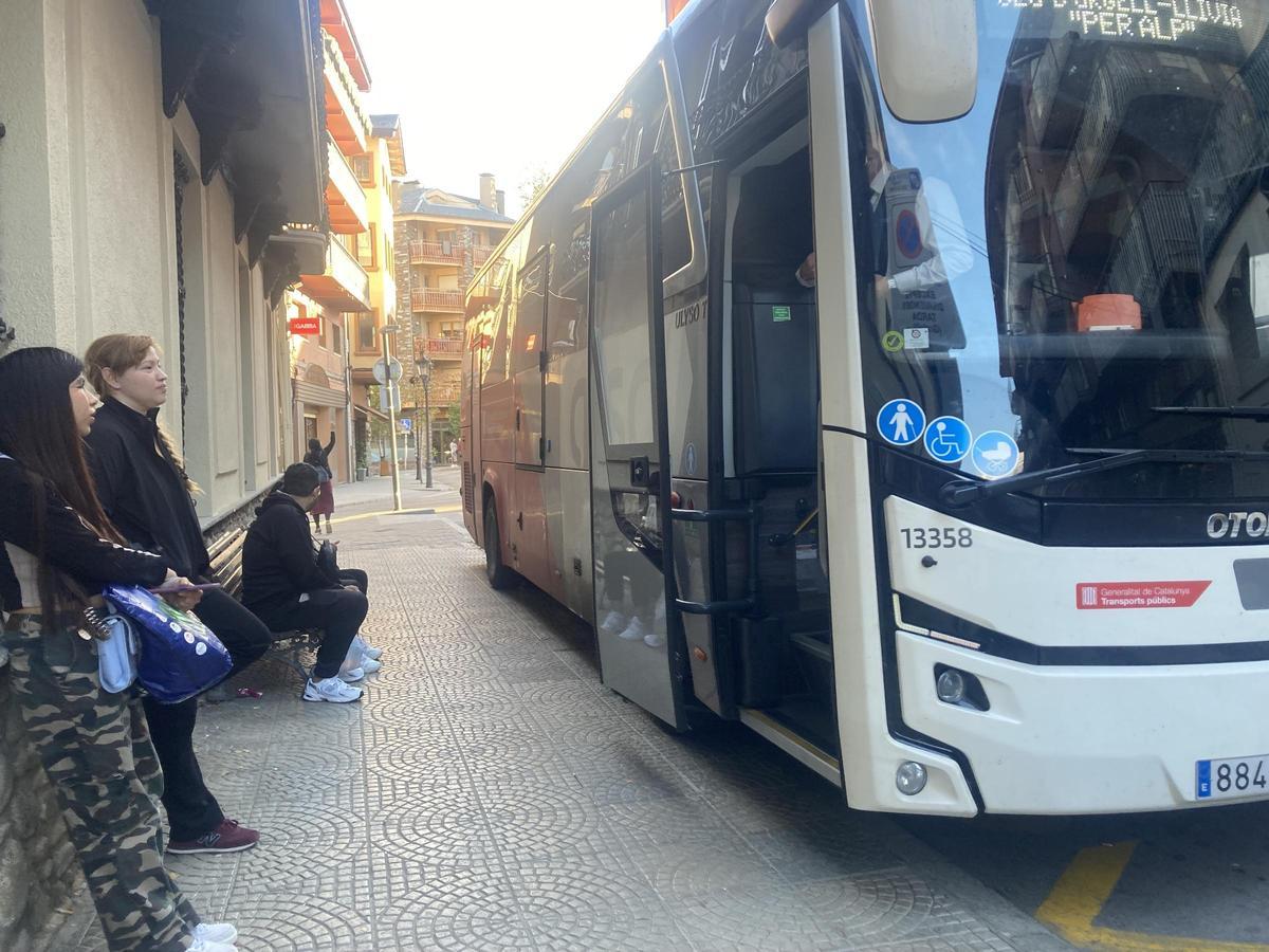 Usuaris de la linia a la parada de la plaça de Barcelona de Puigcerdà