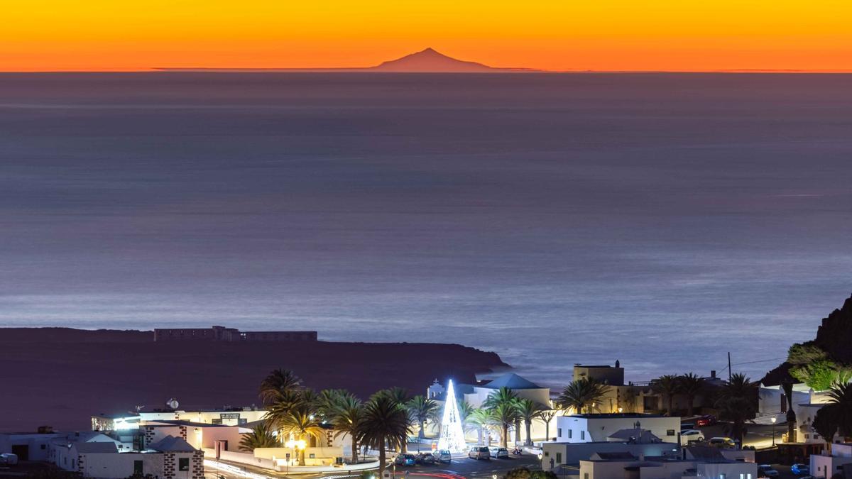 Imagen del Teide desde el sur de Lanzarote el pasado 1 de enero de 2022.