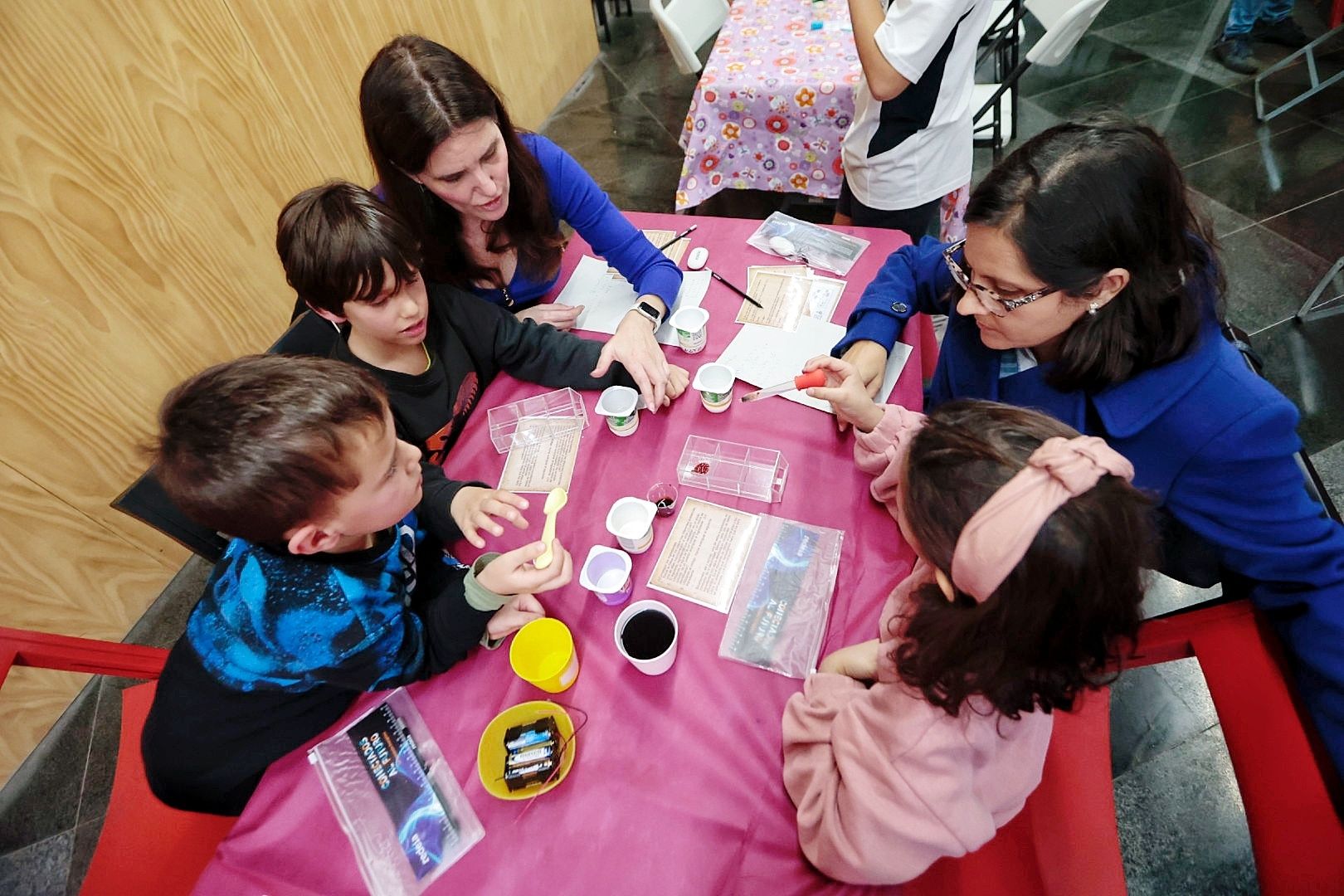 Talleres científicos en el Museo de la Ciencia y el Cosmos.