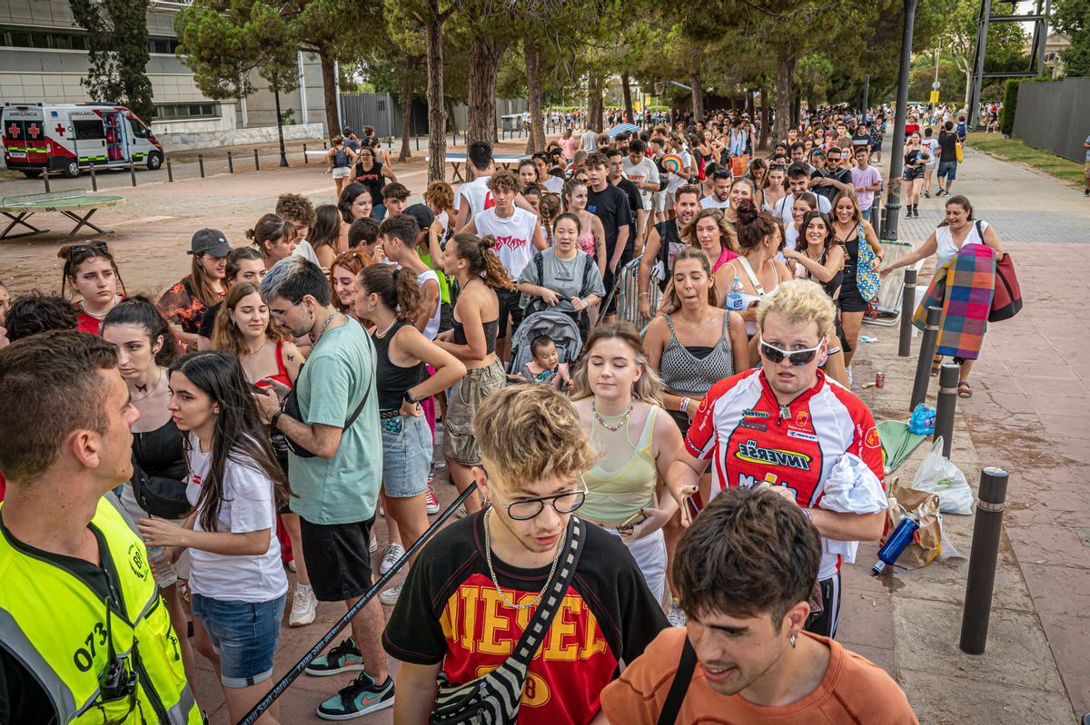 Ambiente en la cola antes del concierto de Rosalía