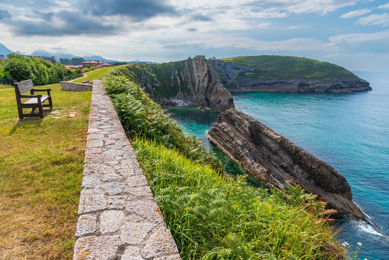Banco en el Paseo de San Pedro, Llanes, con vistas a los acantilados del mar Cantábrico, Asturias