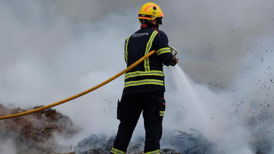 Un bombero sofocando las llamas