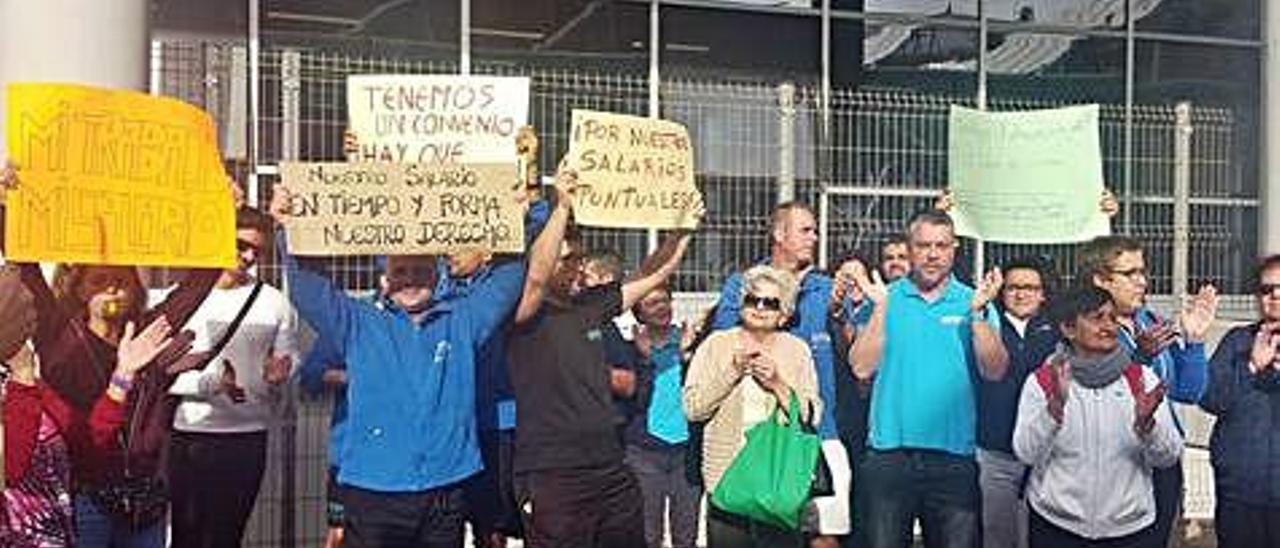 Trabajadores en huelga y usuarios de Las Rehoyas, durante la concentración que realizaron la mañana de ayer.