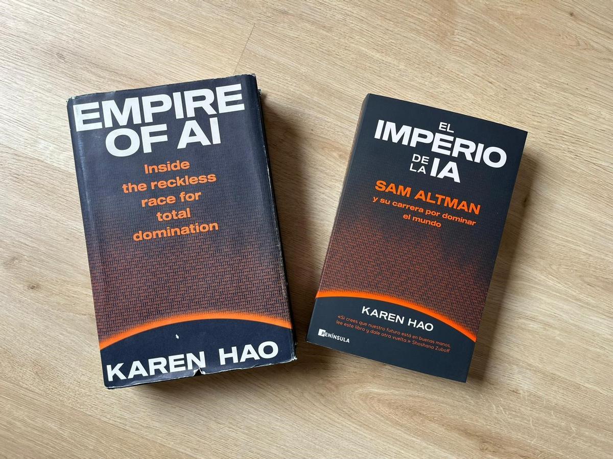 Ediciones Península tarafından yayınlanan ve İspanyolcaya çevrilen 'The Empire of AI' kitabının iki kopyası.