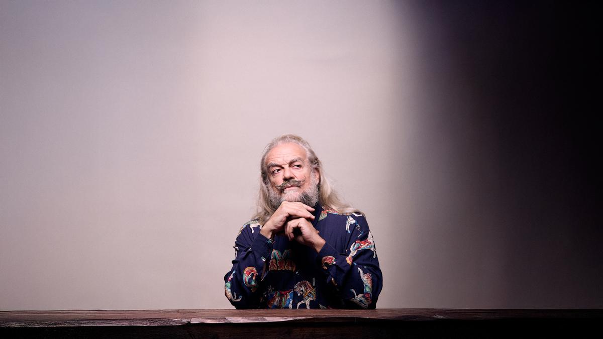 El actor en una pose muy pensativo.